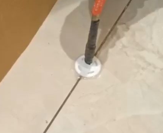 秀洲瓷砖空鼓维修公司专业解答瓷砖在铺贴过程中，如果没有涂抹均匀到位的粘结材料（如水泥砂浆或瓷砖胶），可能会导致以下问题