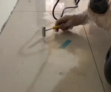 秀洲瓷砖开裂维修公司专业分享瓷砖在铺贴前如果没有沥干水分，将会导致以下问题